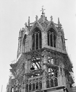 856430 Afbeelding van het verwijderen van de voor restauratie bestemde klokken van het carillon van de Domtoren ...